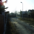 Hned naproti je uli�ka vedouc� podle D�eva�sk�ch z�vod�