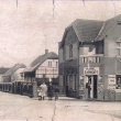Pohled do Drahelick� ulice koncem 30.let. Na rohu koloni�l p.�arborta
