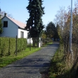 Uli�ka vedouc� z ulice K N�dra�� na mal� n�m�sti�ko