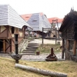Dnes nese n�zev podle obce Ostr� - v t�to obci m��ete naj�t st�edov�kou vesnici Botanicus